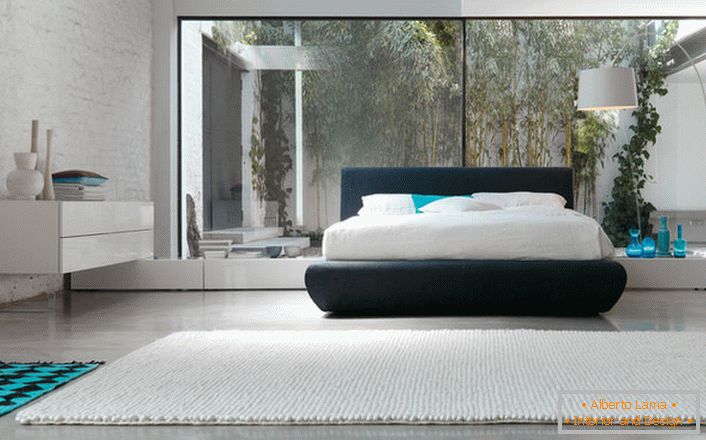 Для оформления уютной спальни хай-тек использовано минимум мебели. На чело на композицијата е низок кревет.