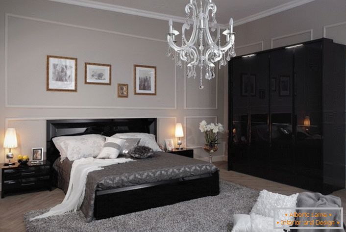 А пријатна и стилизирана спална соба во хај-тек стил, изработени во светло сиви тонови, со контрастен црн мебел.