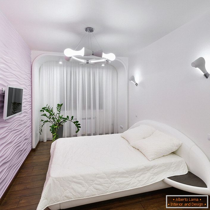 Спалната соба е хај-тек во бои со мека светлина без дополнителен мебел.