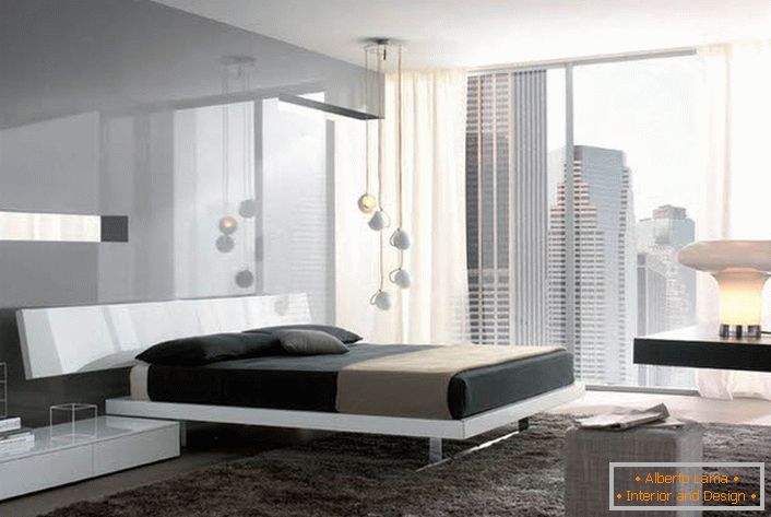 Сјајните површини со метален сјај ја прават хај-тек спалната соба попространа и лесна.