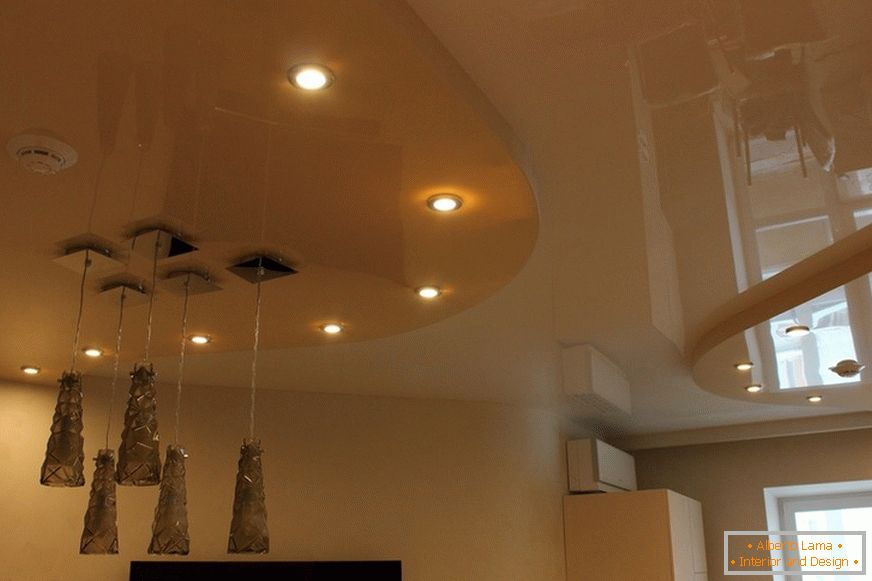 Две нивоа се водат таванот ПВЦ во дневната соба на градот стан. Концептуалното осветлување е добар дизајн потег.