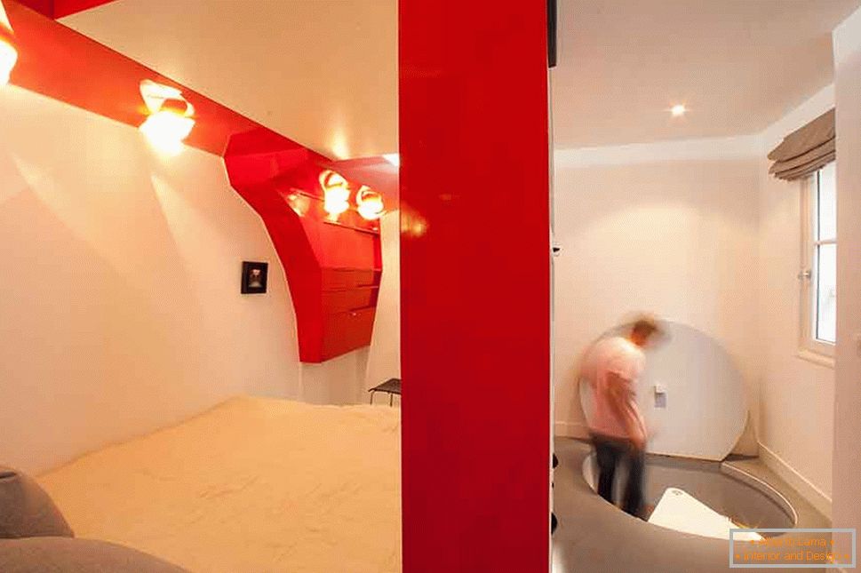 Преклопен спална соба во бела и црвена боја