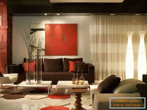Комбинацијата на кафена боја во внатрешноста на дневната соба со црвена боја