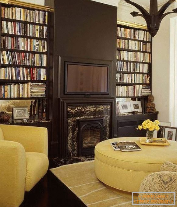 Комбинацијата на темно кафеава во внатрешноста на дневната соба со жолта боја