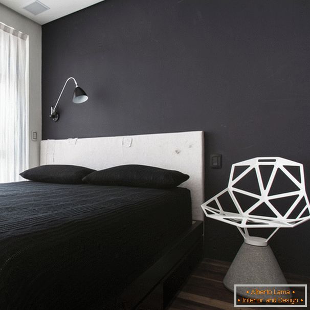Дизајн на мала спална соба во црно