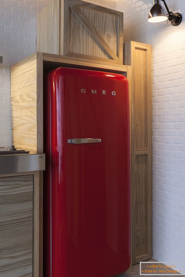 Црвен фрижидер во внатрешен дизајн на мал стан