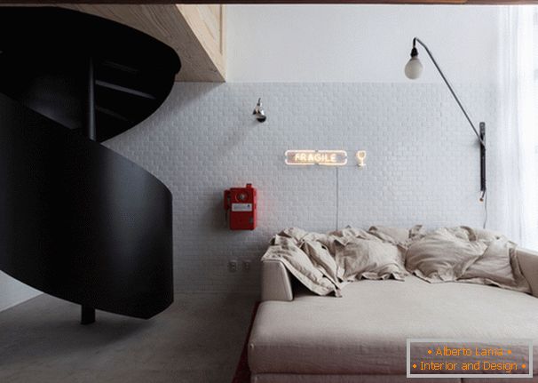 Преклопен софа во внатрешен дизајн на мал стан