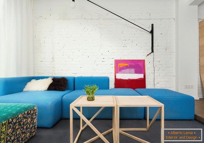 Невообичаено решение за скандинавскиот стил е мек мебел со богата сина боја
