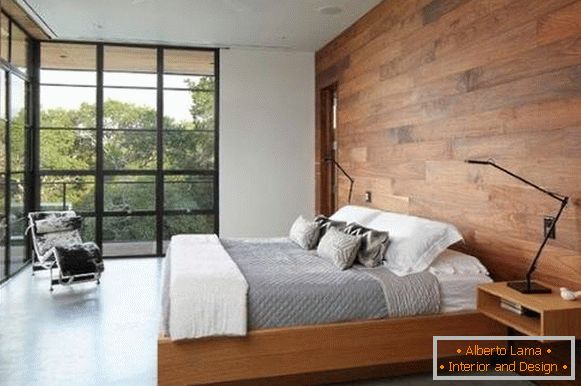 Опции за украсување на ѕидовите со дрво во внатрешноста на спалната соба