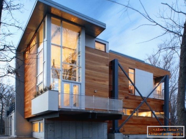 Дрвените ѕидови на куќата се во хај-тек стил со стилски пластични панорамски прозорци.