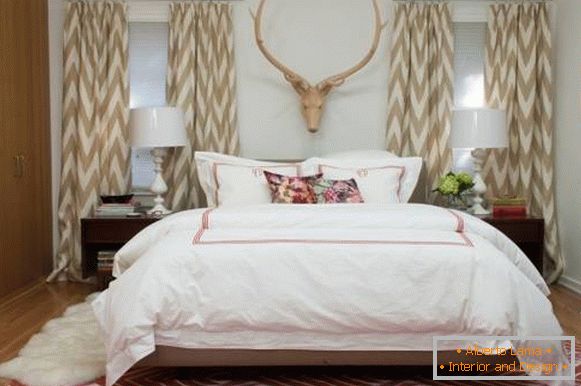 Прекрасен дизајн на спални завеси во беж боја