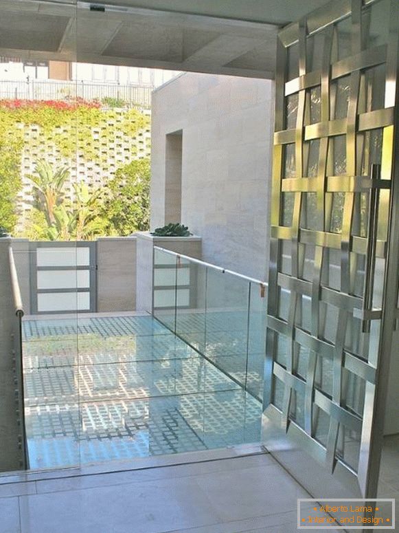 Влезните врати направени од стакло и нерѓосувачки челик