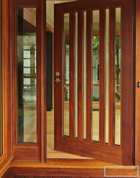 Влезните врати направени од дрво со стакло