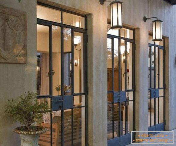 Стаклени влезни врати во метално куќиште