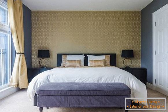 Внатрешноста на спалната соба во модерен стил и жолто-сини тонови