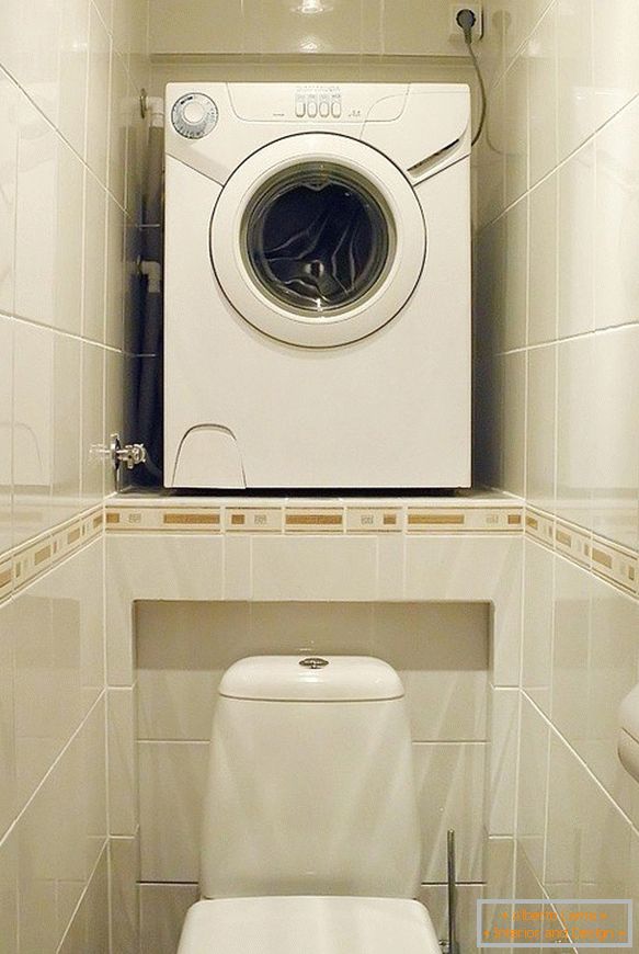 Мали тоалет со машина за перење