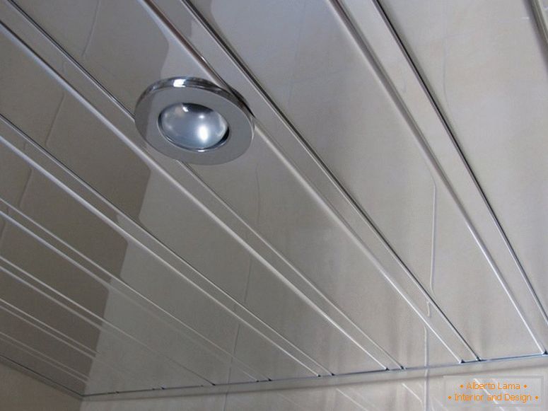 Rack-таванот во алуминиум во бањата