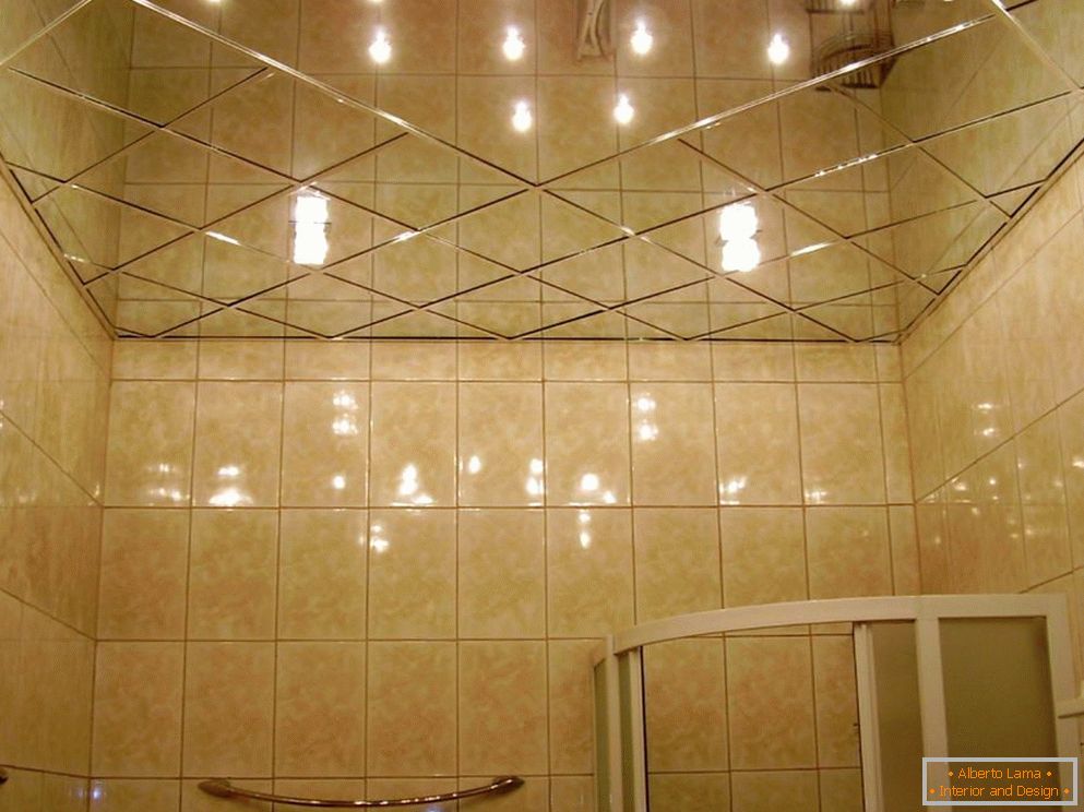 Огледало таванот во бањата