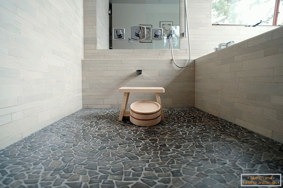 Подот во бањата е направен од природен камен