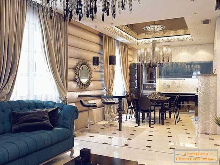 Помпезниот ентериер на студискиот стан во стилот на Арт Деко е украсен со тешки завеси од густа ткаенина и тавански лустер со огромен број мали, тенки синџири. 