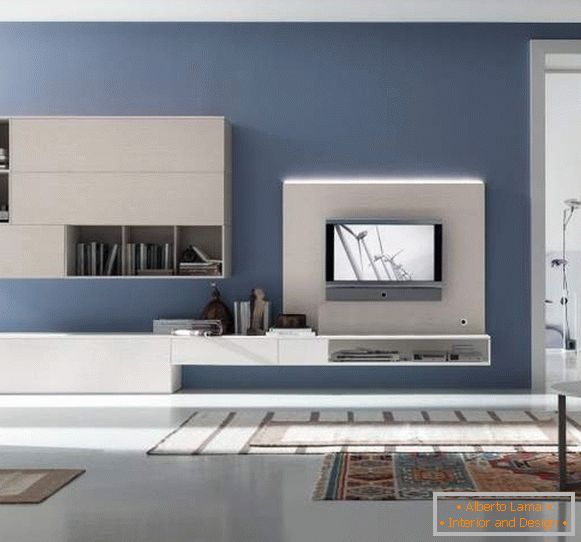 Дизајнот на салата во стан во модерен хај-тек стил и бел мебел