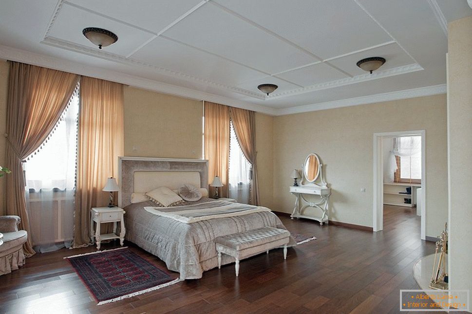 Зонирање спална соба со два прозорци при помощи расстановки мебели