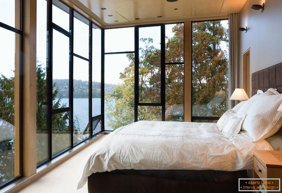 Спална соба со панорамски прозорци