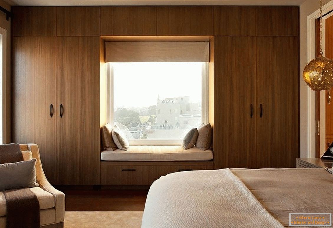 Спална соба дизајн со два прозорци