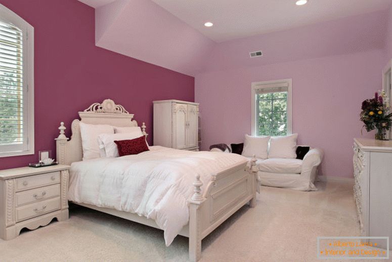 Розова спална соба на девојката во луксузен приградски дом