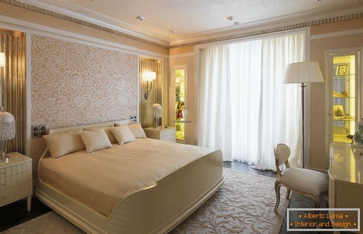 Спалната соба во светло-беж-бои со широк кревет е совршена за одмор и спиење. Проектниот проект е правилно направен. Во согласност со стилот на уметност деко, се избира ексклузивно осветлување.