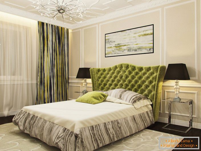 Спална соба со мали димензии, исто така, може да биде украсена со стил на уметност деко. Моделирање на таванот користи калапи. Изгледот е привлечен од контрастот на мрачните маслинки и беж.