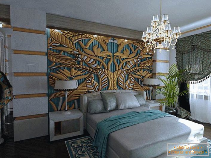 Шик, ексклузивен смарагд-златен панел на главата на креветот е комбиниран со елементи на декор на собата. Спална соба во стилот на уметност деко-кралски апартмани во еден нормален стан.