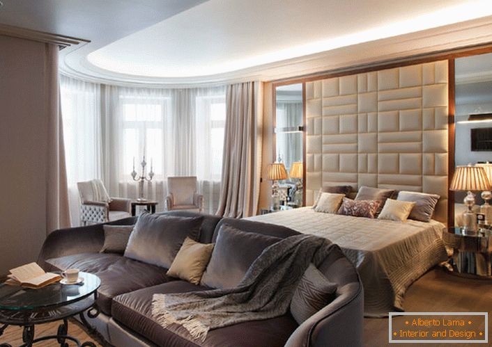 Пространа спална соба во стилот на Арт Деко во обичен стан во Москва.