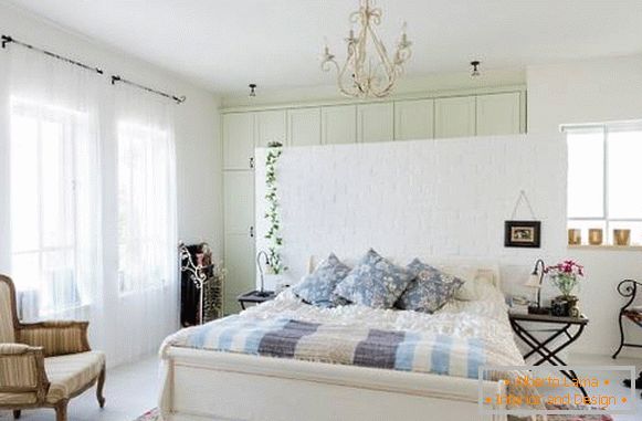 Светлина спална соба во Прованса стил и убави бои