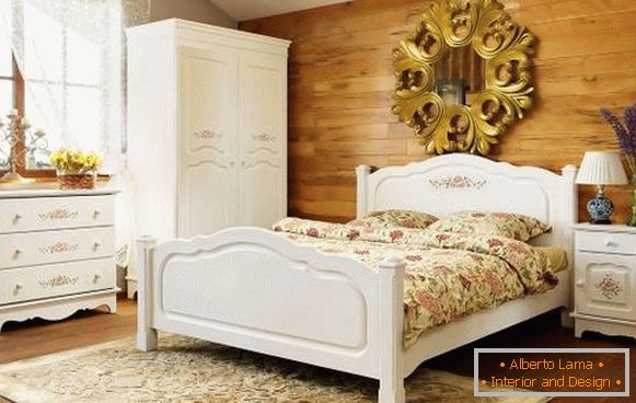 Кревет, гардероба, градите на фиоки и друг мебел во стилот на Прованса за спалната соба
