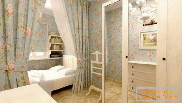Шкаф во спалната соба во стилот на Прованса со замав врати
