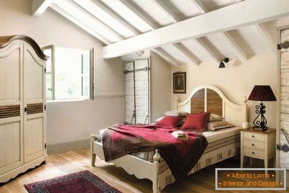 Кревет во стилот на Прованса со строго одбран мебел