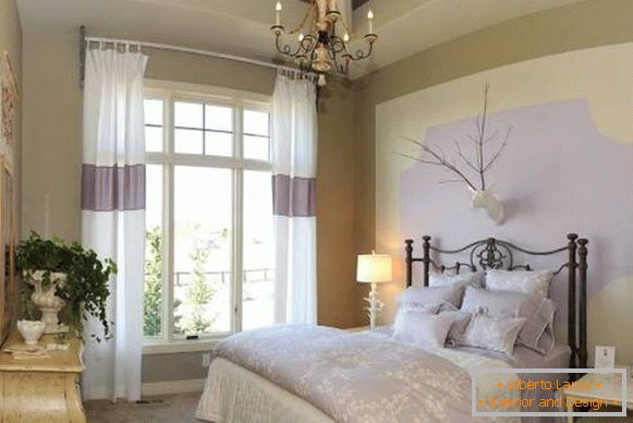 Светло завеси во спалната соба во стилот на Прованса во бела и јоргована боја