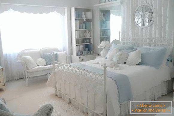Бело-сина спална соба во стилот на Прованса - фото ентериер