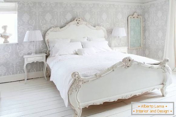 Деликатна лилова позадина во стилот на Прованса за спална соба - фото