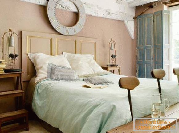 Една мала спална соба во стилот на Прованса - слика на креативен ентериер