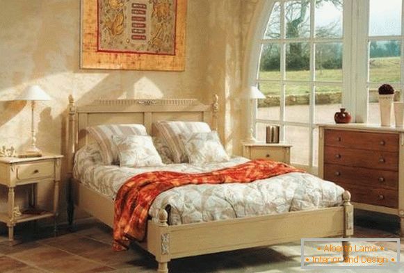 Кревет во стилот на Прованса и друг мебел во внатрешноста