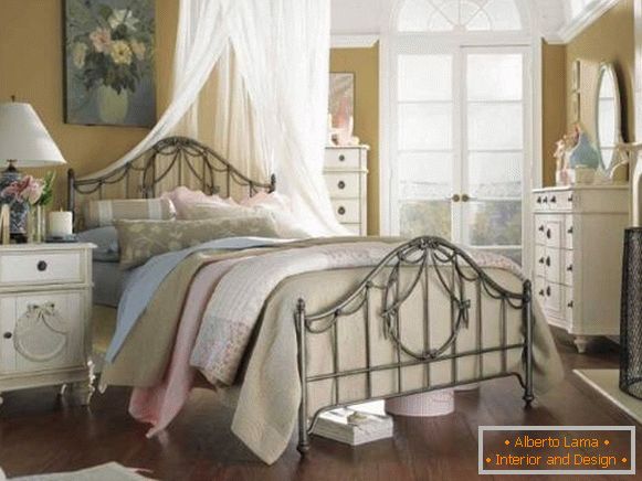 Фалсификуван кревет во Прованса стил во внатрешноста