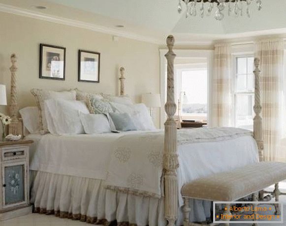 Спалната соба во стилот на шебеби шик со голем кревет со колони