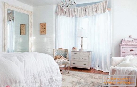 Мебел и декор во стилот на шаби шик во внатрешноста на спалната соба