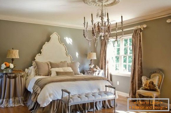 Комбинацијата на класичен стил и шик шик во спалната соба