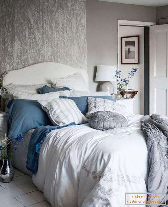 Shebbie шик спална соба со сиви ѕидови, бела и сина декор