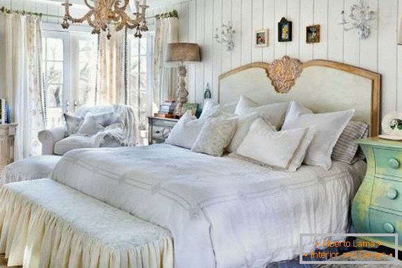 Спална соба во стилот на cheby шик со елементи на Прованса
