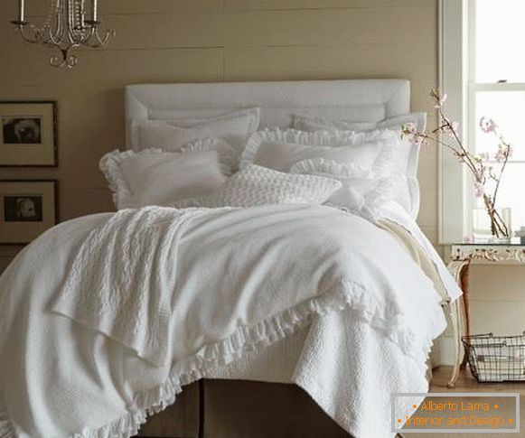 Спална соба cheby шик во бела и беж боја