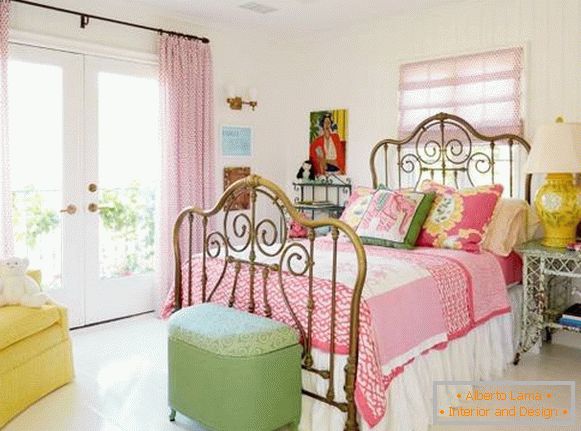 Внатрешноста на спалната соба во стилот на шебеџи шик - фотографии во светли бои